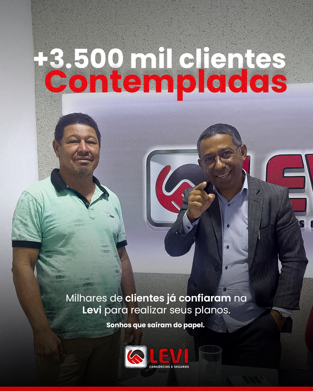 Equipe Levi Consórcios em escritório